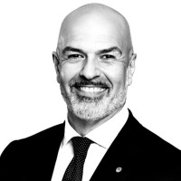 César A. León Pose