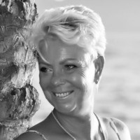 Yvonne De Waard