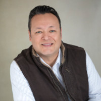 Robert Aviña