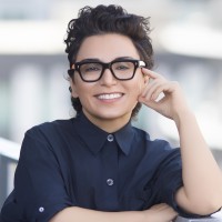Sally Hamidi, Gri, Cmca