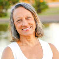 Angela Lins
