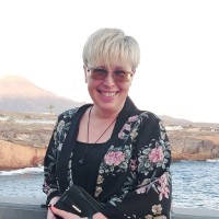 Sara Holdstock