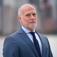 Tim Kuhn, Mai, Frics