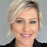 Julie Thompson, Cmq/Oe