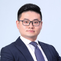 Yi L.