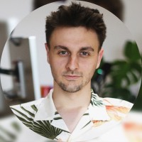 Lukas M Hoefer