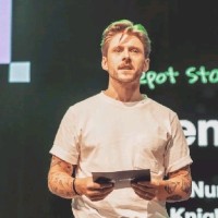 Tom Rivers (né New)