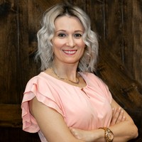 Dr. Claudia Varga DC