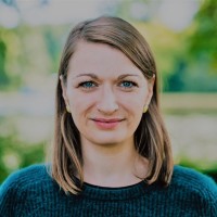 Dr. Julia Nast