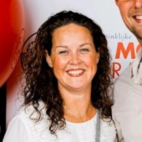 Esther De Leeuw